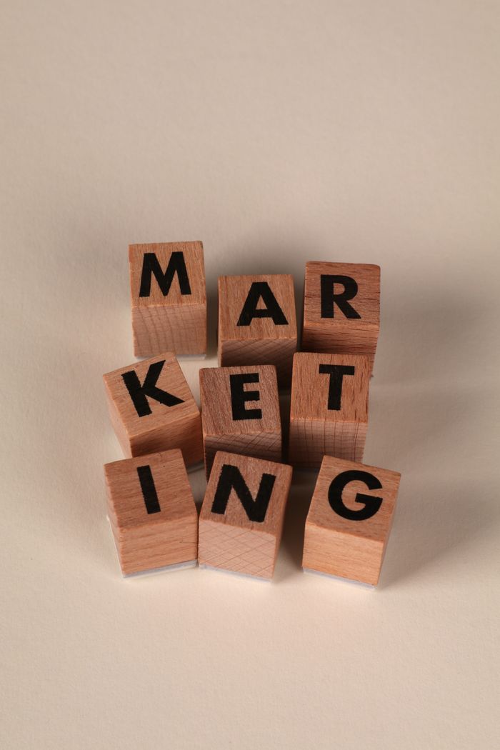 who-we-are Des blocs en bois disposés pour former MARKETING sur un fond neutre.